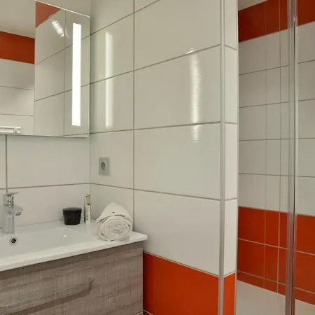 Apartment Renove Avec Parking Gratuit, Retour Aux Pieds - Fr-1-181-2392